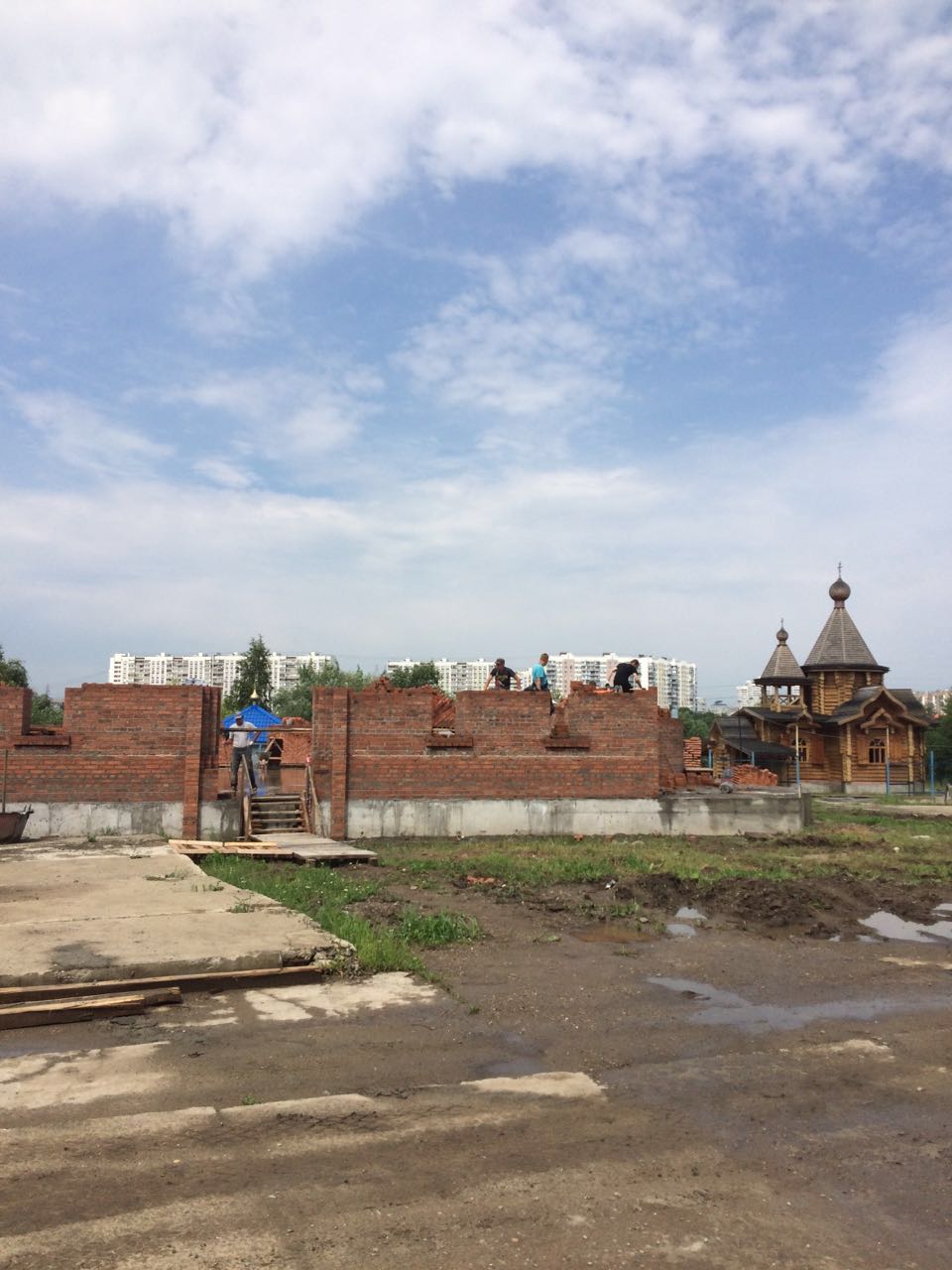 Фото строительства храма Чуда Архангела Михаила в Хонех
